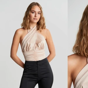   - En superfin topp som man kan knyta på olika sätt. Aldrig använd. Nypris 299:-