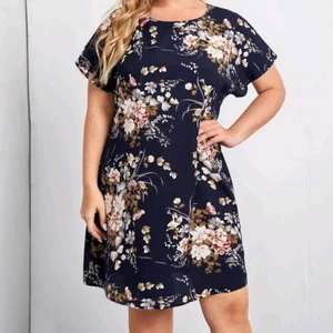 Blommig klänning 3XL - Helt ny och oanvänd klänning från Shein. Storlek 3XL 