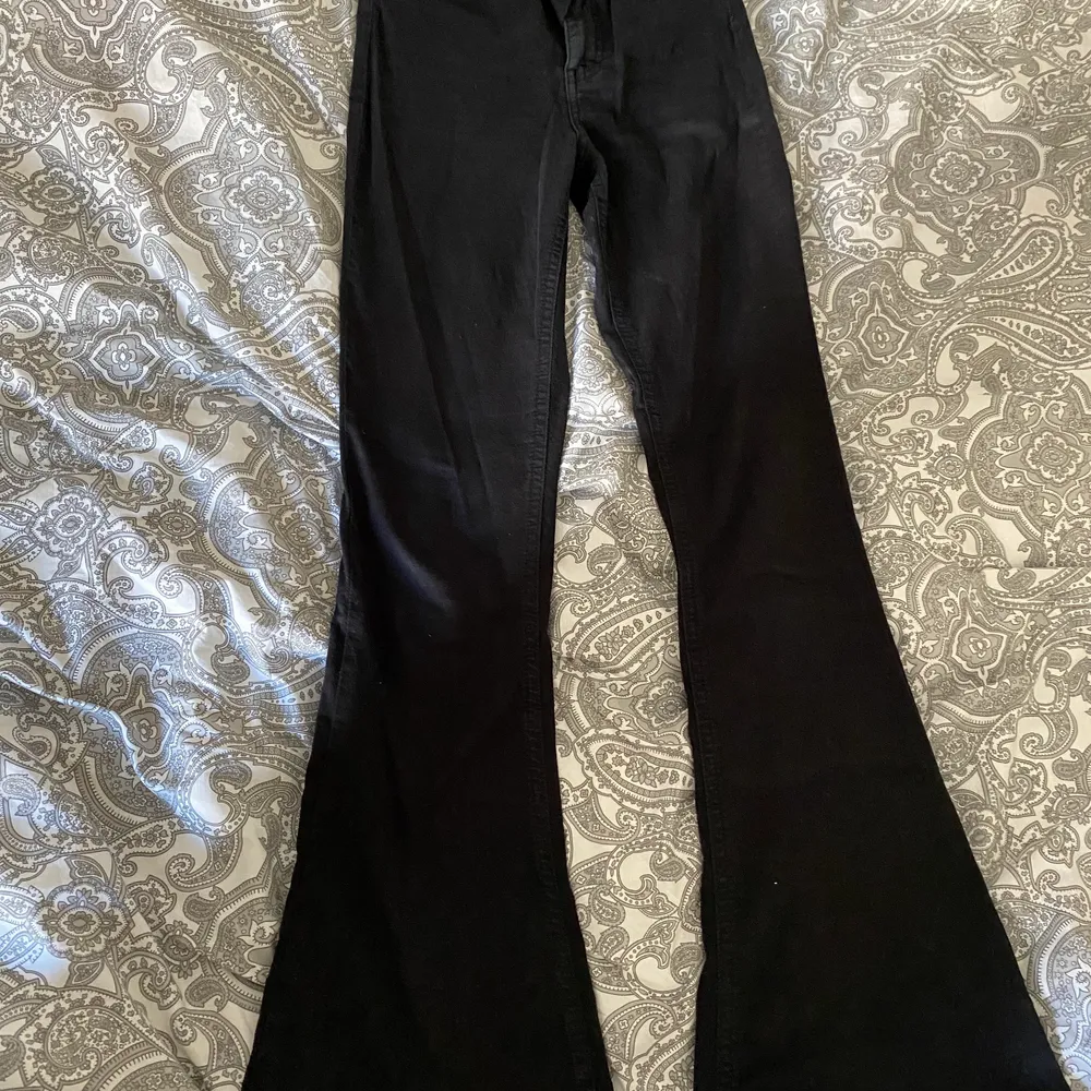 Superfina svarta bootcut jeans, nästan aldrig använda då dem är för korta för mig som är 174 cm. Superfint skick, köptes för några år sen men som sagt, nästan aldrig använda. Nypris: 399kr. Jeans & Byxor.