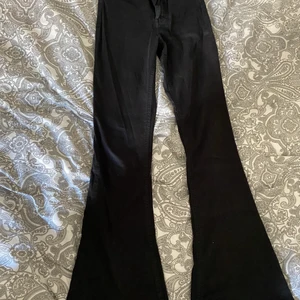 Svarta Bootcut Gina Jenas  - Superfina svarta bootcut jeans, nästan aldrig använda då dem är för korta för mig som är 174 cm. Superfint skick, köptes för några år sen men som sagt, nästan aldrig använda. Nypris: 399kr