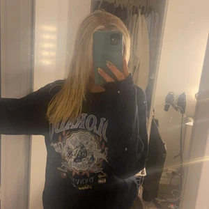 Tröja - Säljer denna super snygga tröja i storlek s då jag känner att den inte kommer till användning! Super fint skick och nästan aldrig använd💕