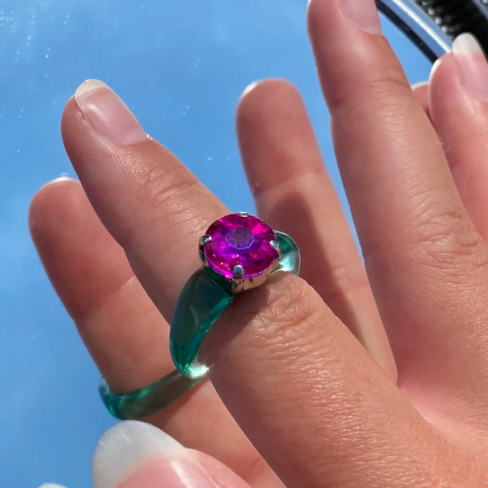 Super fin grön ring med en rosa sten💚💗Passar perfekt till en fin sommar outfit💚20kr+frakt💗Pris kan diskuteras. Accessoarer.