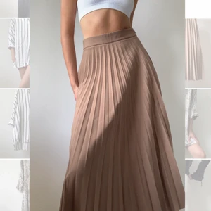 Långkjol plisserad stradivarius XS - En plisserad långkjol från Stradivarius i en superfin beige färg i strl XS. Använd fåtal gånger. FRAKT tillkommer från 66kr. 