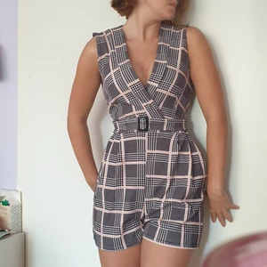 Topp/Playsuit med bälte, storlek S - Svart, grå och rosa playsuit - med V urringning, bälte och två fickor - formar kroppen - elastisk och figurnära, storlek S, 38 Material 95% Polyster 5% Elastan - pris + frakt kring 48-57 kronor = slutpris 148 -157 kr 