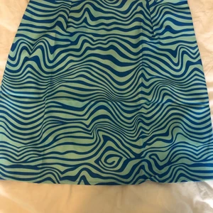 Kjol - Super snygg kjol, dock för liten för mig men hade gärna haft kvar.