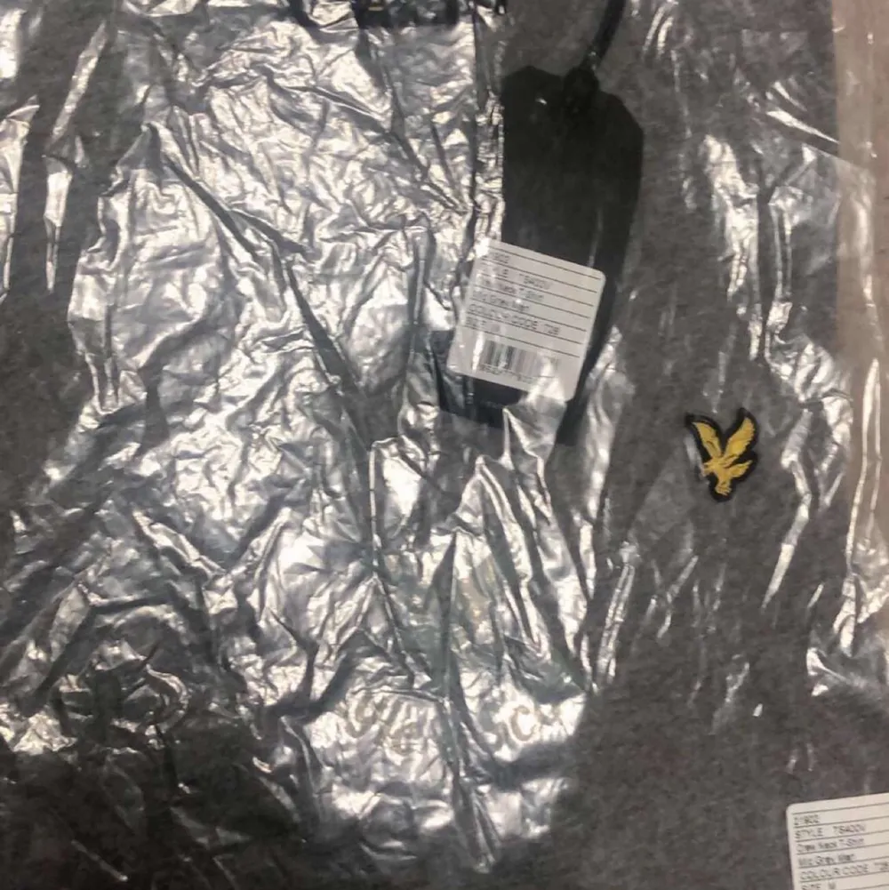 Hej! Säljer 3 Lyle & scott t-shirts i tre olika färger. Aldirg använd (bra skick) pris kan diskuteras bara seriöa kan skriva. T-shirts.