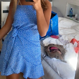 Klänning - Justerbar där man knyter klänningen på sidan som en kjol. Dragkedja pp baksidan. Köp direkt för 360💕