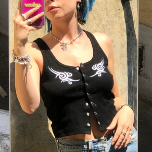 Svart knäppbart linne med tribal detaljer  - Storlek S, använt men bra skick! Skicka DM för mer info & paketpriser! 