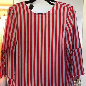 Bikbok randig blus - En blus som passar mycket bra till sommaren! Är i storlek 38💕 Har inga defekter och är som ny. Den har slits med rosett i slutet på varje ärm (se bild 2). Skriv för mer bilder💘 köparen står för frakten