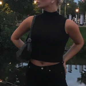 Svart polo linne - Snyggt fest linne som är svart med polo krage 🥂 använd ett fåtal gånger men i fint skick!