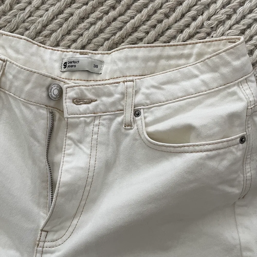Säljer mina vita dagny jeans från gina tricot i storlek 38. Endast använda en gång!🌼 Bud från 100kr Köparen står för frakten!. Jeans & Byxor.