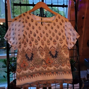 Dry lake XS - Vänligen läs noga innan du köper. Snygg mönatrad topp från Dry Lake med detalj i rygg, storlek xs. Köparen står för all eventuell fraktkostnad. Samfraktar gärna vid köp av fler kläder. Jag tar endast swish och betalning sker innan vara levereras eller i samband vid överlämning.