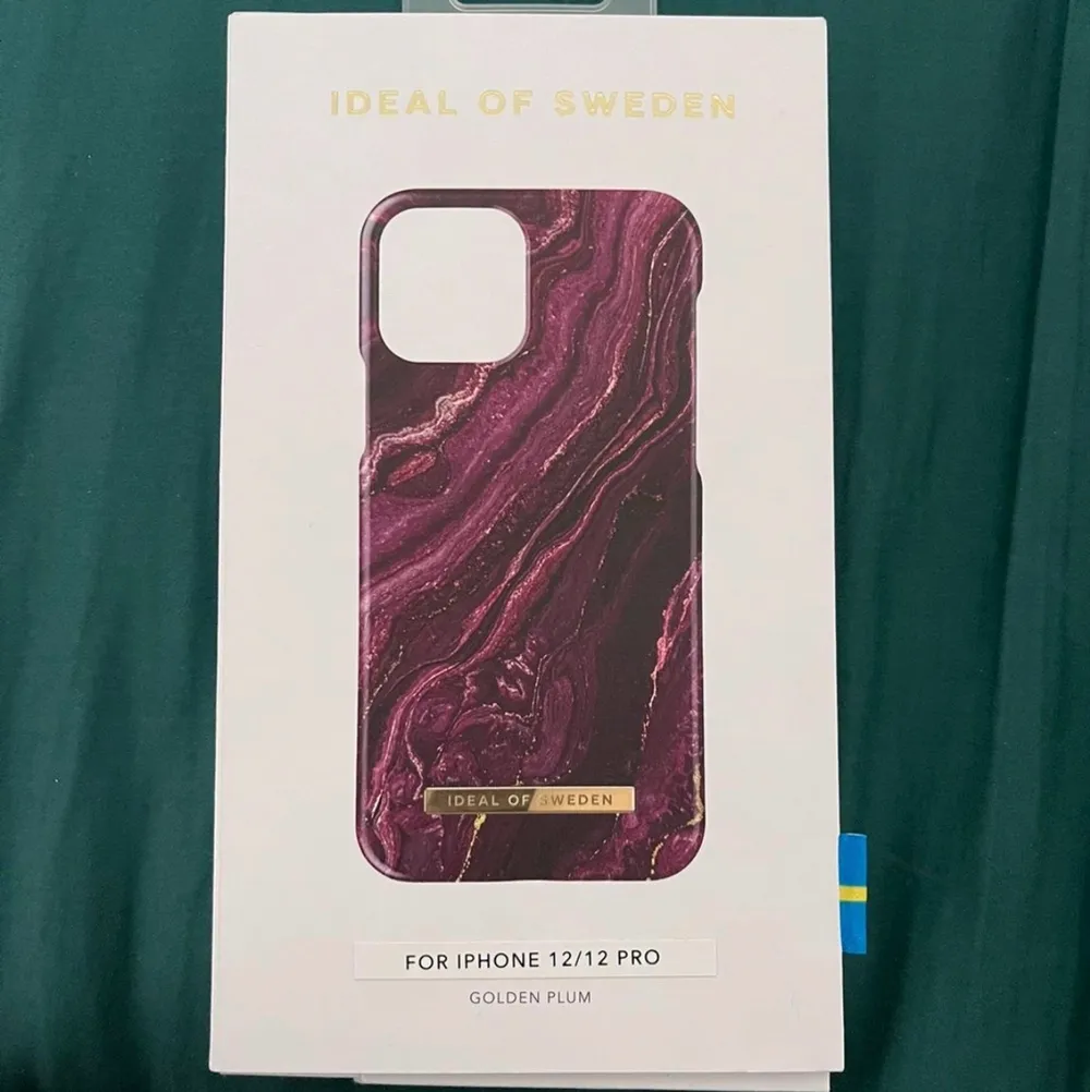 Hej! Säljer detta helt oanvända IPhone 12/12 PRO skal! Har bara öppnat förpackningen annars är den helt oanvänd. Frakt betalas av köpare!. Accessoarer.