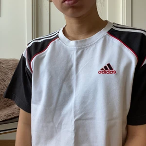 Adidas t-shirt - Vintage Adidas t-shirt från Humana. Lite oversized på mig (160 cm) som brukar ha XS/S. Uppskattar till stl M.