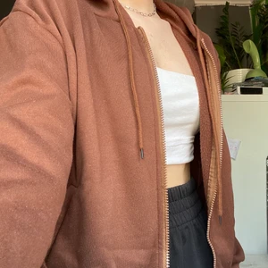 trendig brun zipup - snygg brun zipup hoodie från Shein. Står M men är ganska liten i storleken så skulle säga att den är S. Kommer ej till användning då jag inte gillar materialet. OBS! Fickorna är fejk, man kan dock sprätta upp de så dom går att använda💗 Köpte för 139kr på plick💥