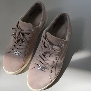 Michael kors skor  - Säljer mina as coola o snygga  michael kors skor pågrund av att dom inte kommer till användning tyvär. Skorna är äkta och använda fåtal gånger då dom fortfarande är i bra shick! Med skorna följer även det med en flärp som man kan sätta på skon om man vill som gör dom sjukt coola! 😍perfekt till sommaren 