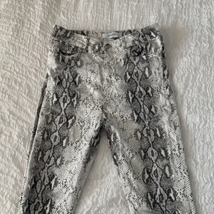 Snakeprint jeans - Snakeprintjeans från zara. Skriv om ni vill ha mer översiktsbilder, det var svårt att fota dem bättre. 