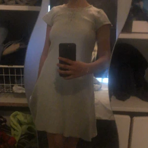  söt sommar klänning - En grå klänning från lindex i storlek ”Xs” men är ganska stretchig. 