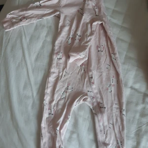Rosa pyjamas med rosa ugglor från KappAhl - Använt 1 gång så kvalitén är väldigt bra och inte så värst skrynklig. Har dragkedja som funkar lika bra. Är mycket mer rosa i verkligheten!!!