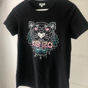 Kenzo tröja - Äkta kenzotröja i strl S, väldigt sann till storleken! Sparsamt använd och är i mycket bra skick! Skriv privat vid frågor☺️