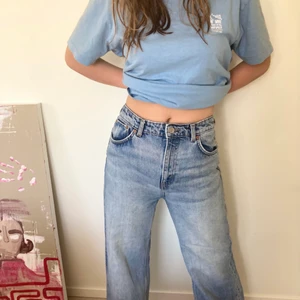 Weekday Jeans ACE❤️ - Säljer mina älskade Ace Jeans från weekday!!!🥰❣️❣️❣️Modellen är ACE och färgen är ”san fram blue”. Jeansen är sparsamt använda, de kanske är något urtvättade men annars syns inga tecken på användning. Sjukt snygga på sommaren med en söt topp eller collegetröja! De sitter egentligen ganska tight runt rumpan, men passar superbra som oversize också☺️