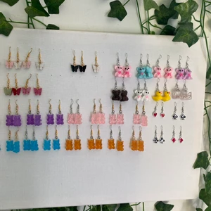 Örhöngen - Så fina och coola örhängen här igen! Alla örhängen kostar 39kr per par ❤️ perfekt nu till sommaren och perfekt för dig som e lite extra🔥 alla beställningar går extra småsaker