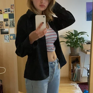 Vintage skjorta från hm  - Jättecool!! Bra skick ! Står storlek 42 men passar oversized på en Xs