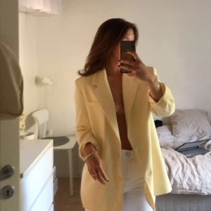 Kostym från zara  - DEN FINNS FORTFARANDE KVAR! Gul/ ljusgul kavaj från Zara!! Så himla fin till sommaren över en klänning eller bara till jeans! På bilderna är ärmarna upprullade. Färgen syns bäst på första bilden 🧡🧡🤍 köpt för 400kr 