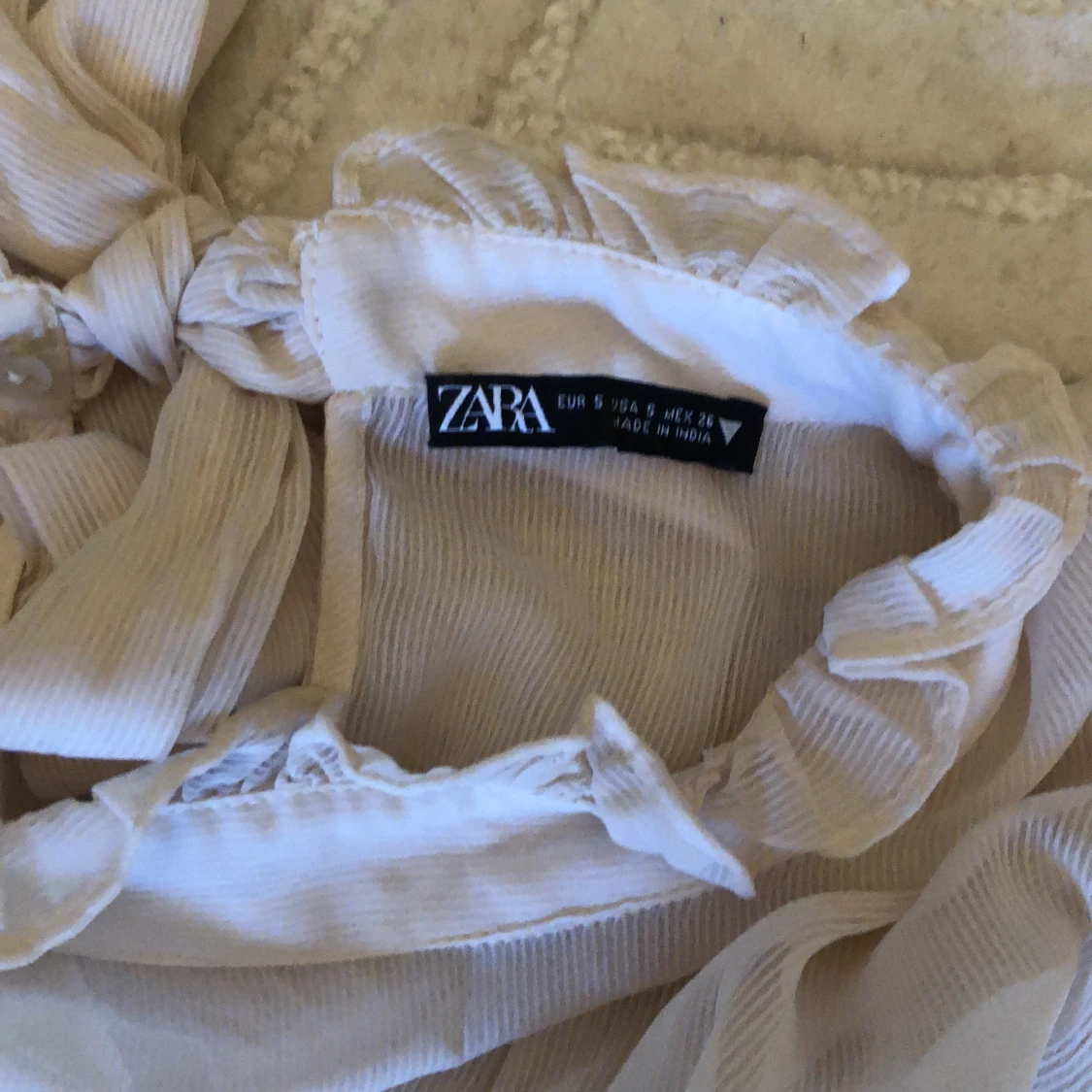 Puderfärgad blus m knytband i nacken - 91