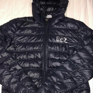 Ea7 jacka size (M) - Ea7 jacka storlek M passar S, färg på jacka är blå.