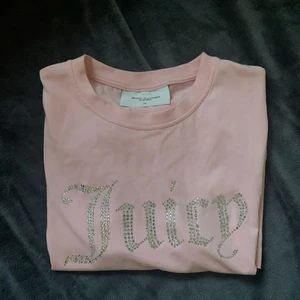 Juicy couture t-shirt  - En T-shirt som är köpt i JD Mall Of Sandinavia förra året. Babyrosa med stenar på. Den är lite oversize. Jag personligen har storlek S men valde att köpa M då jag tyckte de va snyggt till högmidjade jeans. 