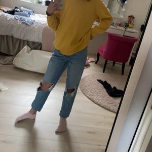 Hej det här är ett par jeans - Det här är ett par jeans som är lite stor för mig men du får tänka dig i den,jeansen kommer från lager 157 och har size:xxs