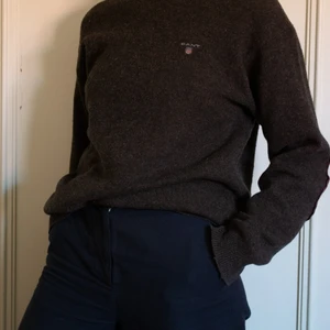 GANT tjocktröja 100% ull - Snygg och varm tröja från GANT i brunt. 100% ull. Lite sliten i ärmarna.