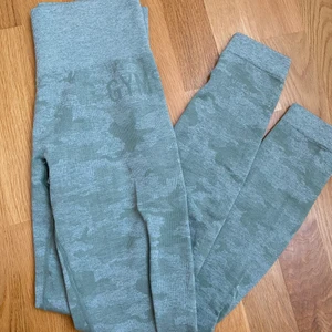 Gymshark camo - Köpte dessa på Tise då jag sålde mitt första par, när jag köpte dem hade de en minimal ”reva” där fram, den syns dock inte utan bara om man tittar efter den.  De är annars helt felfria och jag har knappt använt dom. De finns inte längre på gymsharks hemsida. Orginal priset var: 750 kr Säljer för: 200 + 48kr frakt 