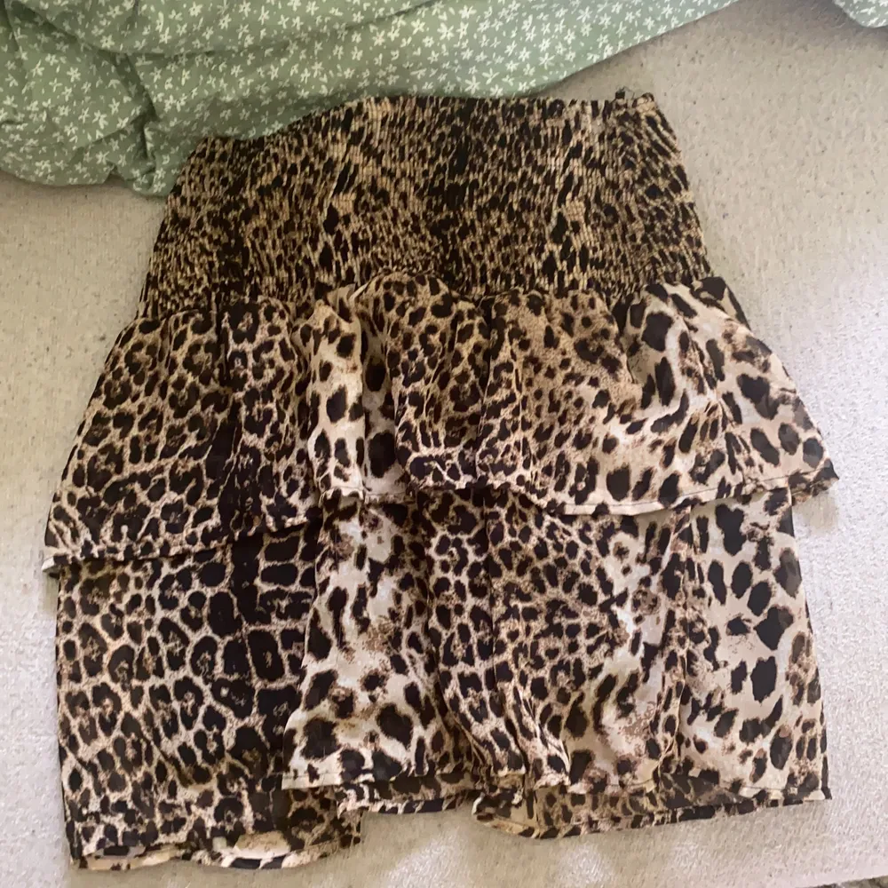  En fin leopard kjol har använt den men inte mycket. Kjolar.