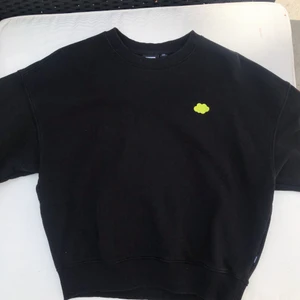 Sweatshirt 🖤 - Sparsamt använd sweatshirt från dr demin🖤 är precis lagom tjock så den passar flera tillfällen😍 själv älskar jag detajlen på bröstet!
