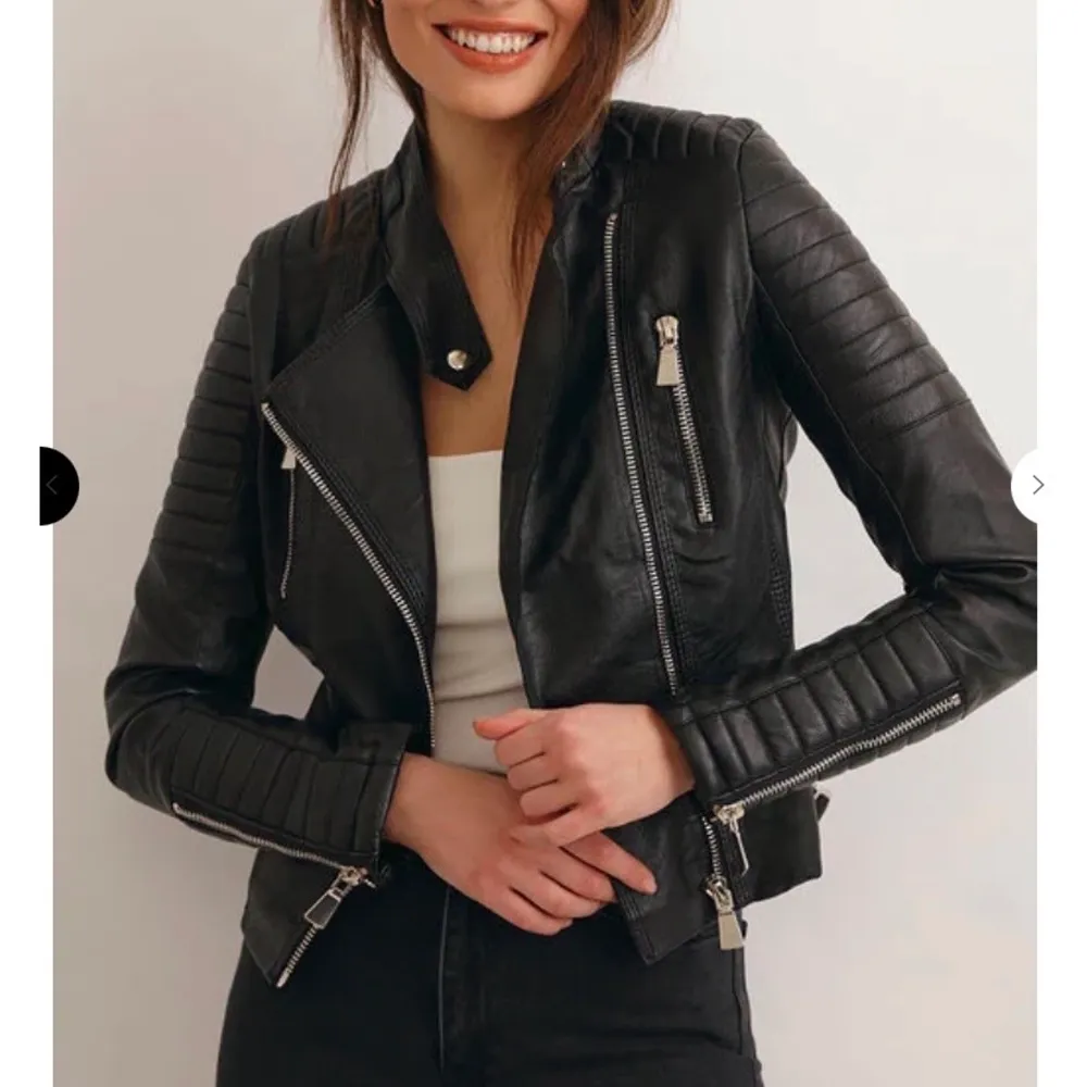 Säljer denna ”moto jacket black” från Chiquelle i storlek 38 vilket motsvarar storlek S enligt hemsidan. Köpt för 699kr. Använd ett fåtal gånger. Supersnygga detaljer på hela jackan. Riktigt snygg att ha över en hoodie💛. Jackor.