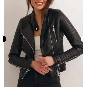 Säljer denna ”moto jacket black” från Chiquelle i storlek 38 vilket motsvarar storlek S enligt hemsidan. Köpt för 699kr. Använd ett fåtal gånger. Supersnygga detaljer på hela jackan. Riktigt snygg att ha över en hoodie💛