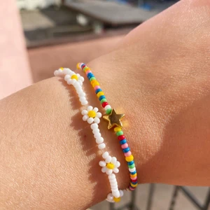 Trendiga smycken  - Fina armband som passar till allt, nya blomarmband som passar perfekt till midsommar. Vi utgår från ditt val av färger ev. Tillägg av stjärnor, bokstäver etc. ❤️ armband 30 kr, halsband 50 kr, fotlänk 50 kr, ringar 10-20 kr + 15 kr frakt💞🥳