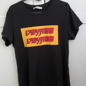 T-shirt med tryck - Säljer en as ball t-shirt från Samsøe. Knappt använd❣️ köparen står för frakt🤗