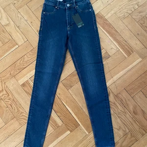 Jeans från Cheap Monday i strl 24/25! Helt nya med lappar! - Snygga jeans från Cheap Monday. Strl: 24/25. Helt nya med lappar!