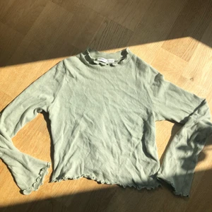 Polotröja - Stickad polo tröja från Pull & bear, storlek S, bra skick