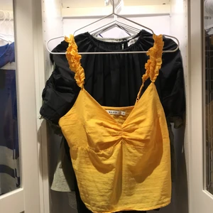 Gult linne från NAKD - Sparsamt använt linne från NAKD i storlek 36. Nypris:249kr. 