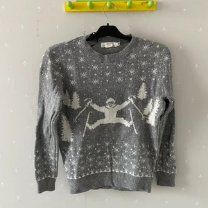 Jultröja - Nyskick, aldrig använd. Passar mig som brukar ha S i tröjor.