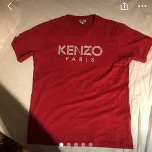 Kenzo Tisha med Tryck - Storleken är Medium passar även small den är i bra skick ca 8/10