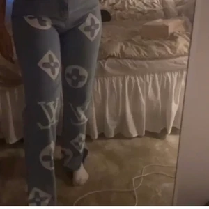 Jeans - Säljer mina jeans från PLT pga att dom är lite för stora för mig som är 170. skulle rekommendera dessa till någon som är mellan 173-179 nått sånt. lånade bilder av tjejen jag köpt dom av. Inga hål eller liknande missar. (Du betalar frakt)