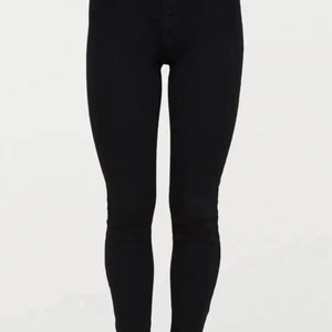 Skinny jeans (oanvända!!) - Helt nya och oanvända jeans från PLT. Säljs pga passar inte.