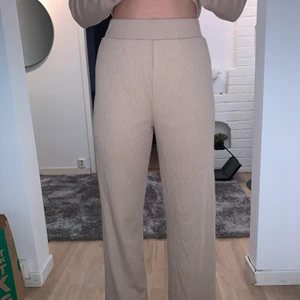 Ribbade byxor från Bubbleroom - Ett par beiga ribbade byxor ifrån river island. Endast använda ett fåtal gånger, är som nya. Finns även en matchande tröja till. Köp hela sättet för 100kr