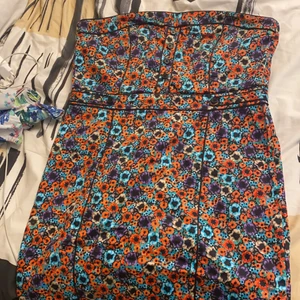 Blommig klänning - En jätte fin blommig klänning i storlek 42. Den är helt oanvänd (jätte bra skick)