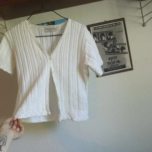 Virkad vintage topp  - Supersöt vintage topp, märkt 34/36. Fint skick, liten kaffefläck(?) finns, bör gå få fort i tvätten. Passar XS och S bäst. 